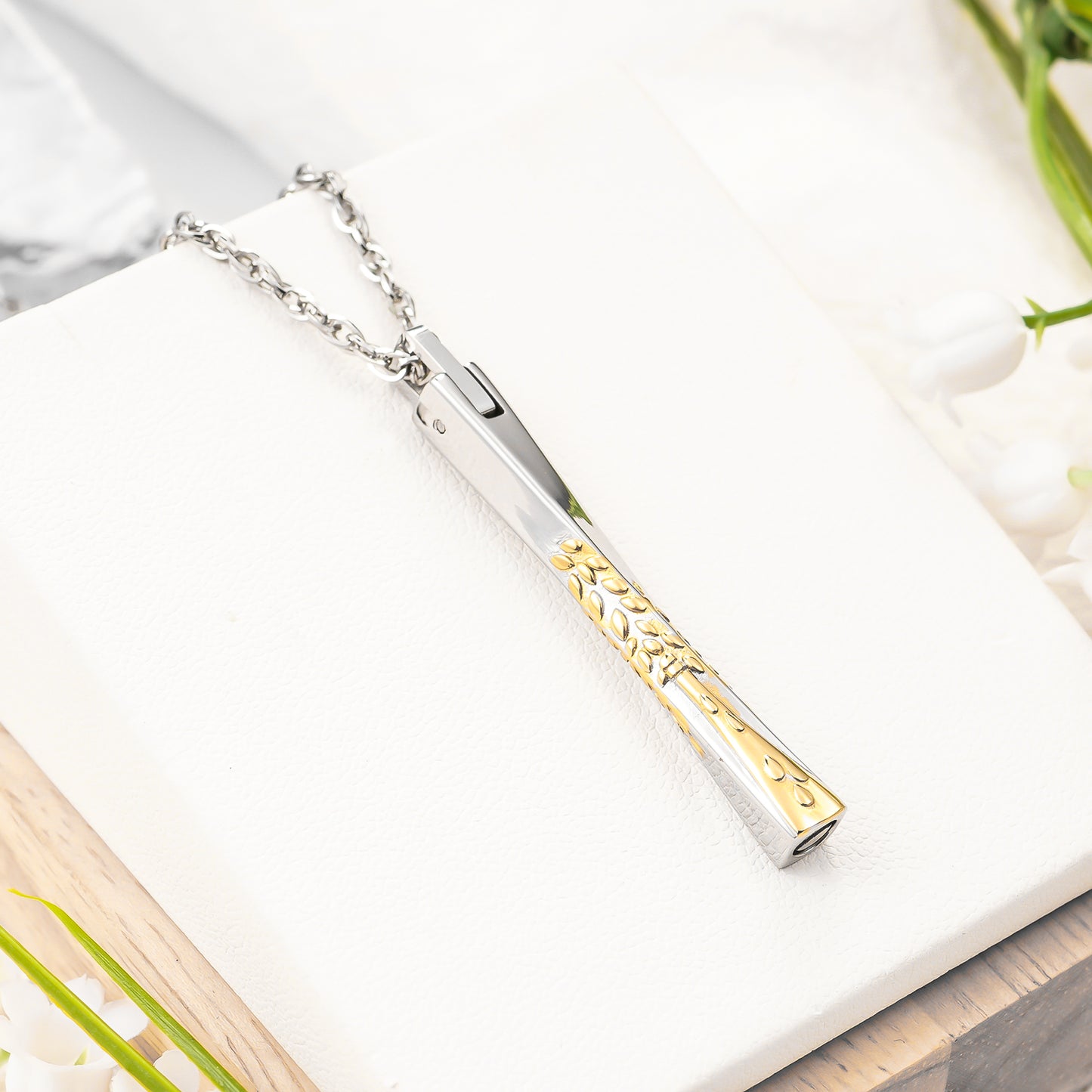 Memorial necklace for human ashes